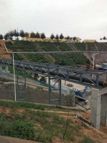 機電安裝公司承建的檸條塔礦工業廠區地面架空供熱管道初具規模