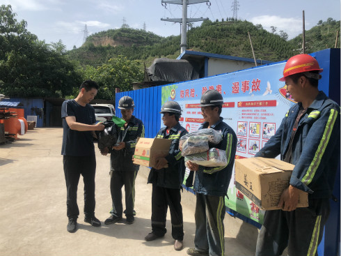 陜煤建設(shè)機(jī)電安裝公司深入一線送清涼