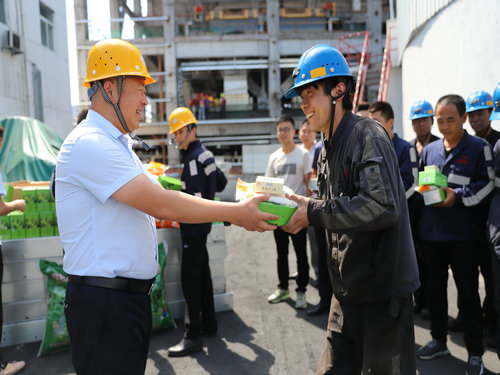陜煤建設(shè)洗選煤運(yùn)營公司:開展“夏日送清涼”活動(dòng)
