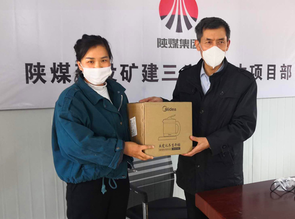 陜煤建設礦建三公司深入一線開展“三八”婦女節活動