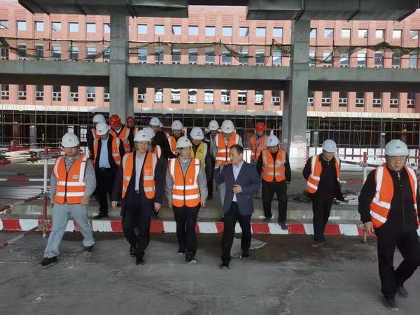 陜煤建設銅煤公司承建的榆林化學廠前區(qū)現場迎來了同行業(yè)單位參觀指導