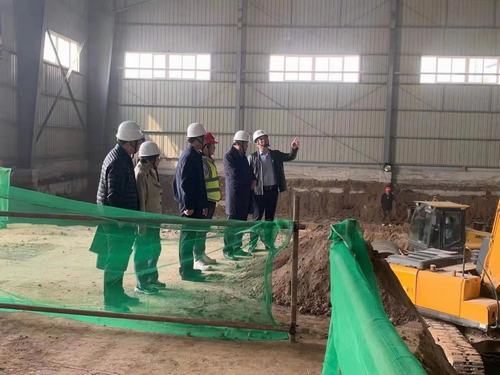 陜西生態(tài)水泥股份有限公司副總經理時啟林蒞臨由陜煤建設咸陽分公司承建的智能機器人及5G生產線技改項目檢查指導工作