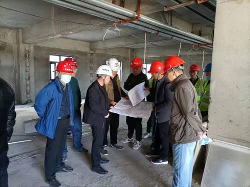 靖神鐵路公司副總經(jīng)理何澄一行深入陜煤建設銅煤公司第八項目部孟家灣機輛中心項目檢查指導工作