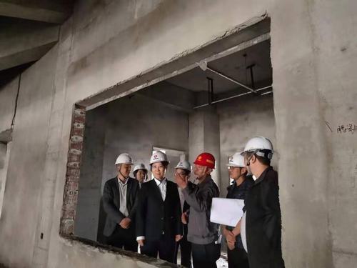 陜旅集團保育院領導蒞臨陜煤建設銅煤公司承建的新保育院工地檢查指導工作