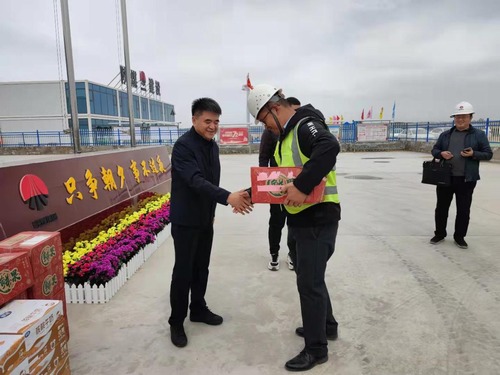 陜西智能煤炭物流有限公司執行董事張軍榮慰問陜煤建設路橋分公司榆陽煤炭物流園區項目一線職工