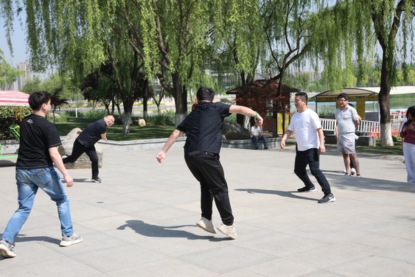 陜煤建設(shè)路橋分公司舉辦“迎五一、鼓干勁、促團(tuán)結(jié)”懷舊嘉年華趣味活動