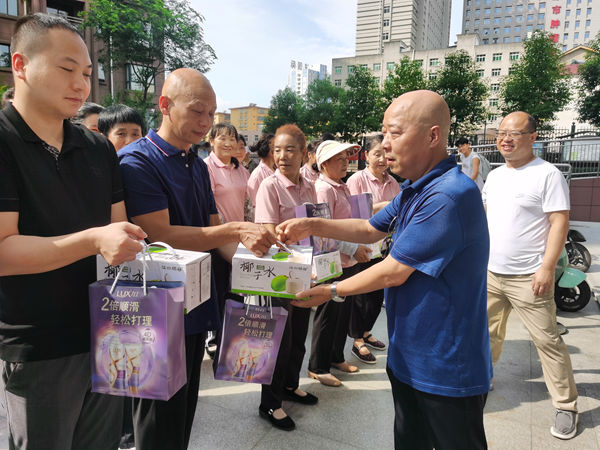 陜煤建設大秦置業公司:開展“夏日送清涼 關懷暖人心”慰問活動