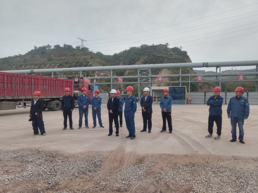 陜煤集團府谷能源開發有限公司黨委書記、 董事長李寧蒞臨陜西新元潔能有限公司電石廠電池儲能調峰項目檢查指導工作