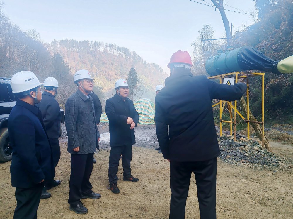 陜煤集團總經理助理、陜煤電力集團黨委書記、董事長馮平安一行深入西鄉抽蓄電站勘探平硐項目現場檢查指導前期準備工作